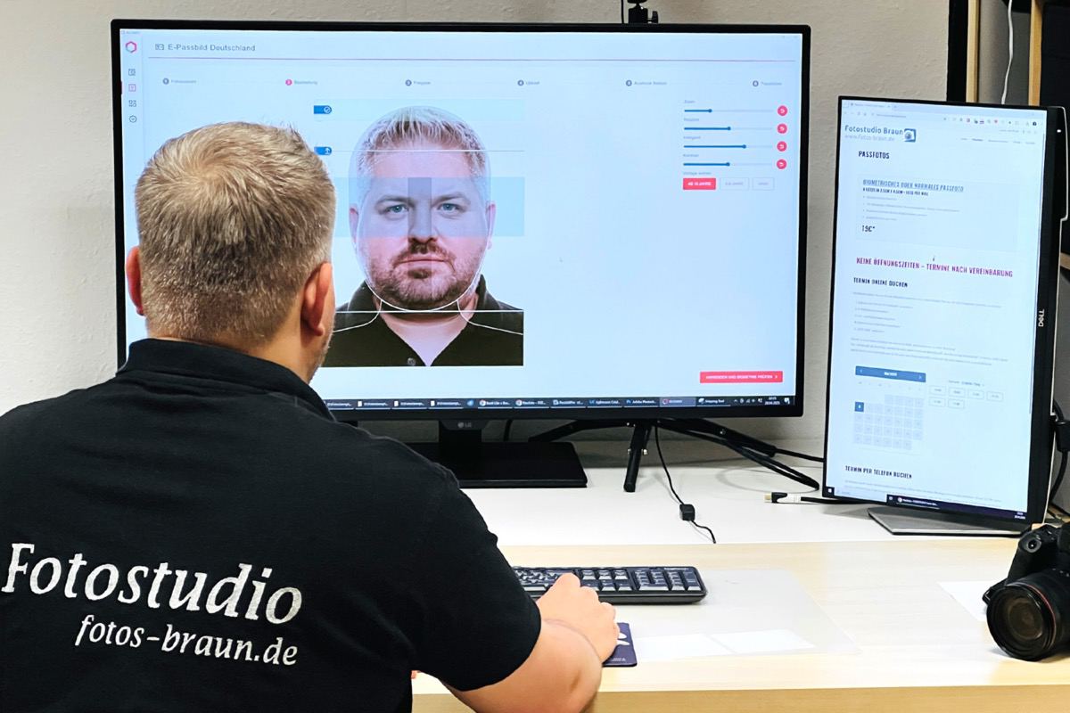 Björn Braun prüft am Rechner ein biometrisches Passfoto mit zertifizierter Software und überträgt es an die Behörde